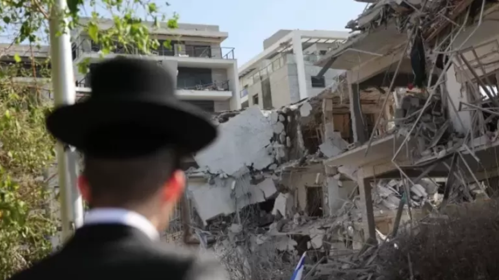 إصابات وحرائق في تل أبيب جراء سقوط شظايا صواريخ