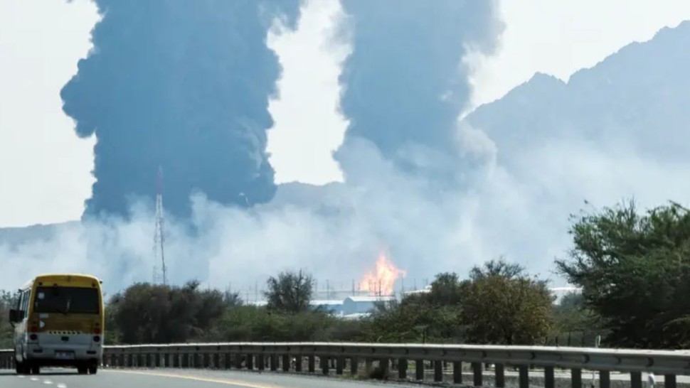إمارة الفجيرة: حريق متطور في منطقة الصناعات البترولية بعد استهداف بمسيّرة