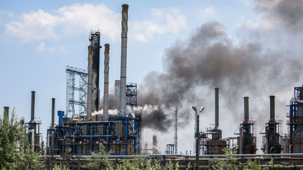 مؤسسة البترول الكويتية: حريق بمصفاة ميناء الأحمدي إثر هجوم بمسيرة