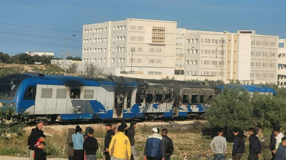 حرق قطار تونس_سوسة بالكامل احتجاجا على وفاة شخص دهسا