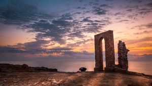 طقس الليلة: أمطار متفرقة وبحر قليل الاضطراب