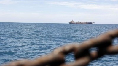 انفجار قرب سفينة تجارية قبالة سواحل الشارقة