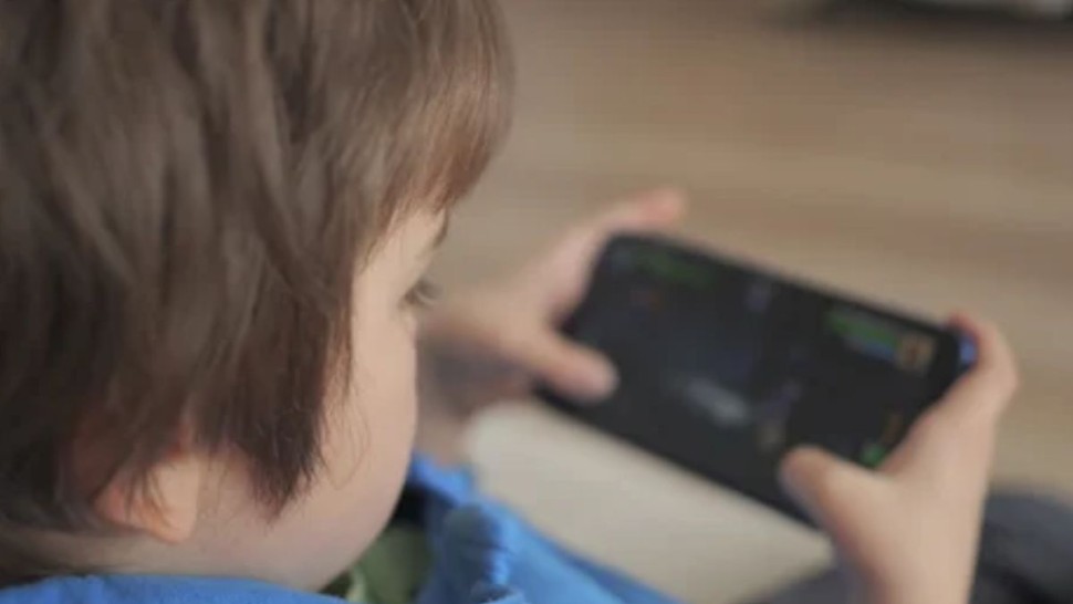 خبير: مخاطر 'الدمغجة' والابتزاز تهدّد الأطفال المشاركين في الألعاب الالكترونية الجماعية