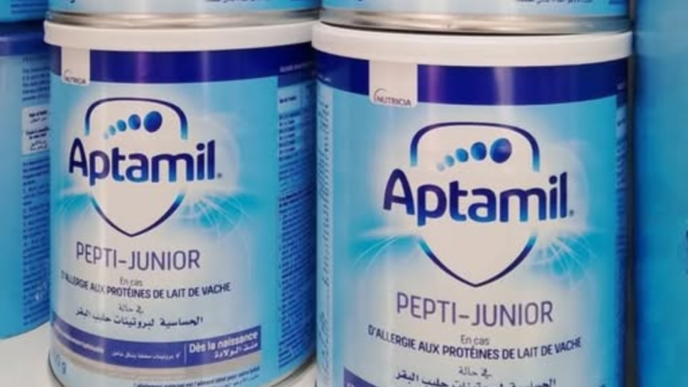 هيئة الصيادلة بتونس تتلقّى إشعارًا رسميًا بسحب بعض دفعات حليب الأطفال "أبتاميل"