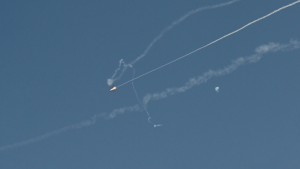 مقتل شخصين وإصابة 3 في أبوظبي بشظايا صاروخ باليستي