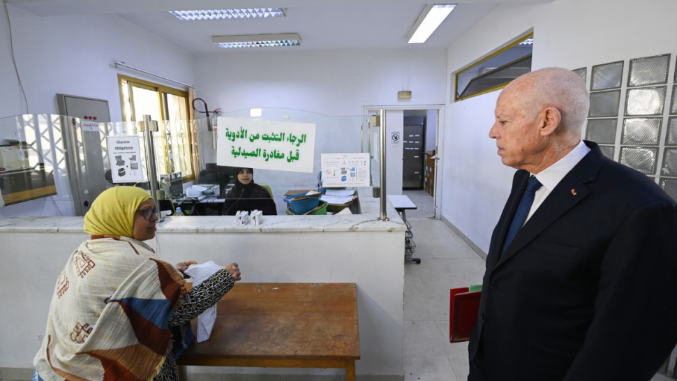 سعيّد يدعو إلى اعتماد آليات بديلة لتوفير الأدوية عبر سيارات مخصّصة لتوزيعها على المرضى