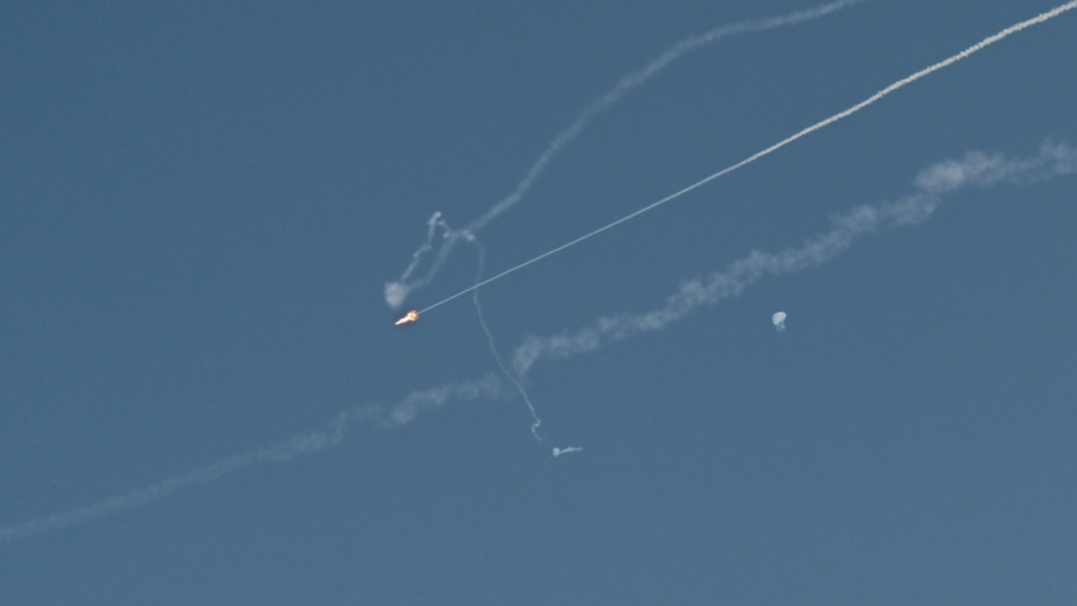 مقتل شخصين وإصابة 3 في أبوظبي بشظايا صاروخ باليستي