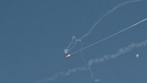 الامارات : 6 مصابين في أبوظبي بسبب شظايا ناتجة عن اعتراض صاروخ