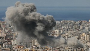 الاحتلال يقصف بيروت وحزب الله يعلن استهداف بارجة عسكرية