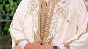 الحرفي الأسعد عطيّة يُتوّج بالجائزة الأولى ضمن أولمبياد التطريز على الجبة الرجالية 