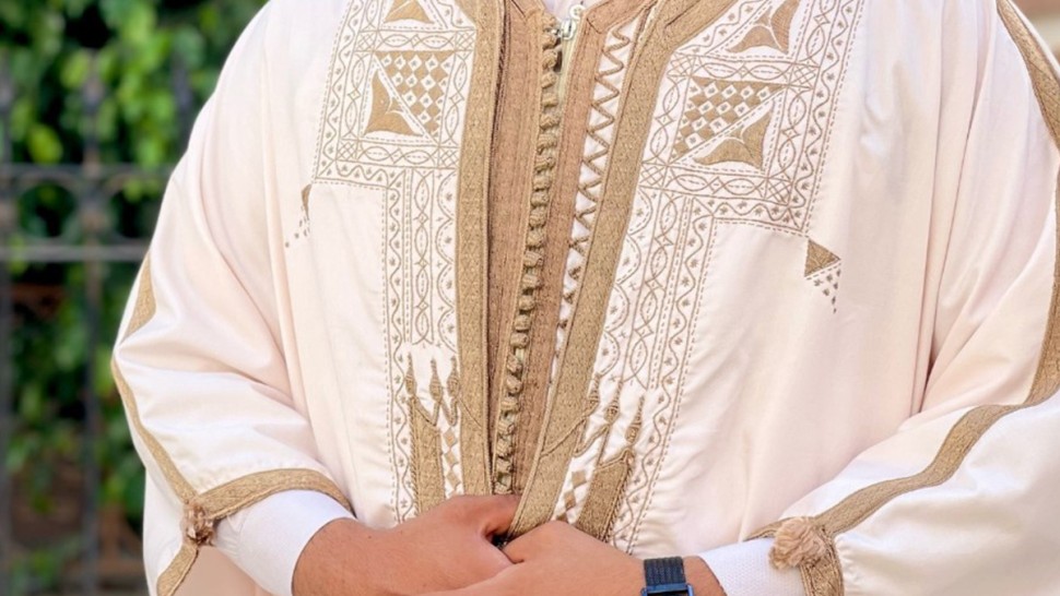 الحرفي الأسعد عطيّة يُتوّج بالجائزة الأولى ضمن أولمبياد التطريز على الجبة الرجالية 