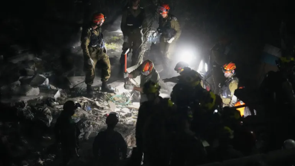 قتلى ومصابون وأضرار واسعة في حيفا وتل أبيب إثر هجوم صاروخي إيراني