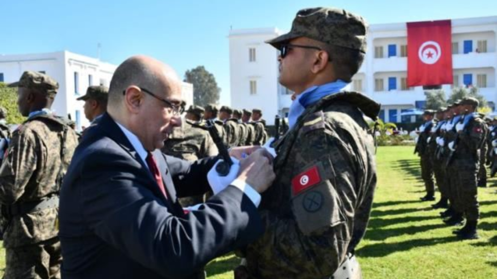 وزير الدفاع يوسّم عسكريين تونسيين بوسام الأمم المتحدة بعد انتهاء مهامهم بافريقيا الوسطى