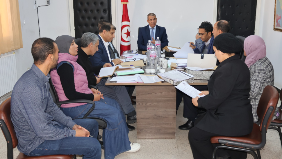 باجة: لجنة الصفقات العمومية تنظر في 6 ملفات وتؤكد احترام الشفافية