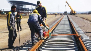 إيران: إعادة بناء مرافق للسكك الحديدية دمرتها الحرب و استئناف حركة القطارات