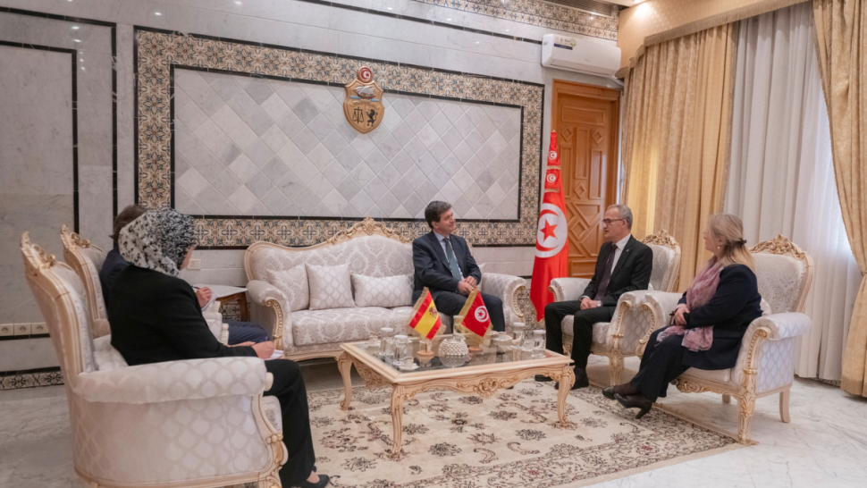 تعزيز التعاون التونسي الإسباني محور لقاء بن عياد بالسفير الإسباني بتونس