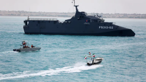 "أسطول البعوض" الإيراني.. تهديد غير تقليدي يربك الملاحة في مضيق هرمز