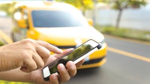 وزير النقل : نعمل على تصور قانوني لتنظيم استغلال تطبيقات التاكسي