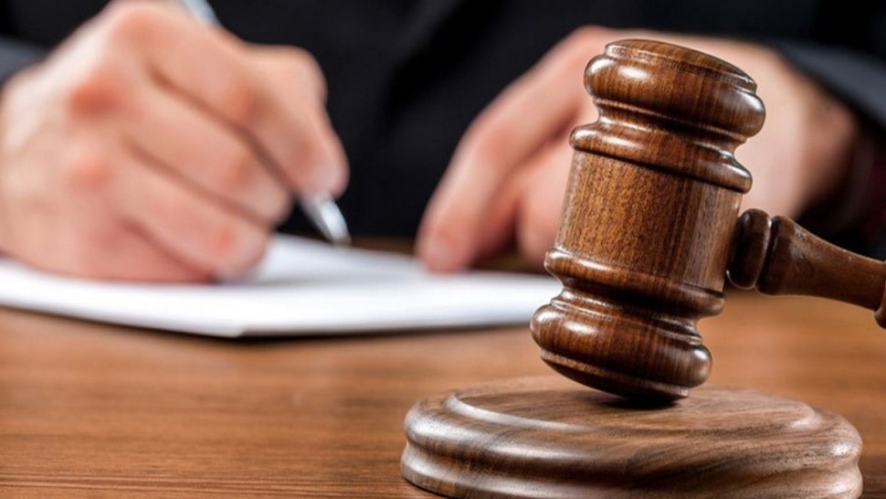 قررت النيابة العمومية بالمحكمة الابتدائية بتونس اليوم الاثنين، إصدار بطاقة ايداع بالسجن في حق مهاجر غير نظامي من أفارقة جنوب الصحراء، اقتحم منزل محامية بمنطقة العوينة بالعاصمة  الأسبوع الفارط وفق ما أكده مصدر قضائي للديوان أف أم