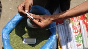 من المطبخ إلى التدخين.. الملوخية بديل اضطراري للسجائر في غزة