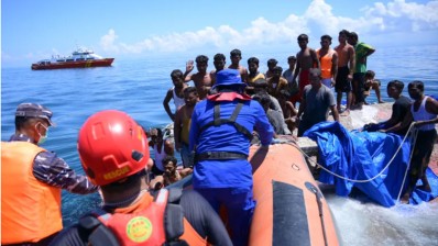 إنقاذ مئات المهاجرين قبالة السواحل الليبية