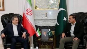 عراقجي يلتقي قائد الجيش الباكستاني ويسلّمه ردّ ايران