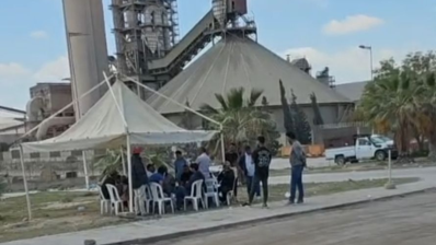 القيروان: عدد من أهالي الرويسات يحتجون بسبب ''التلوث البيئي لمصنع الإسمنت''