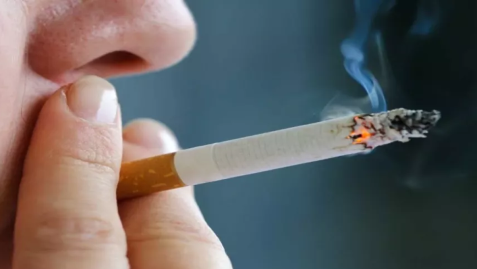 بريطانيا تسن قانونا يمنع فئات عمرية من التدخين مدى الحياة