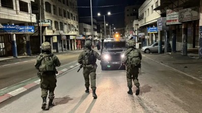 الاحتلال يقتحم عدة بلدات بالضفة الغربية ويغلق محال تجارية