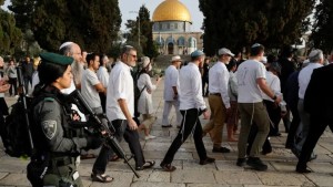 مئات المستوطنين يقتحمون الأقصى والاحتلال يقيّد دخول الفلسطينيين