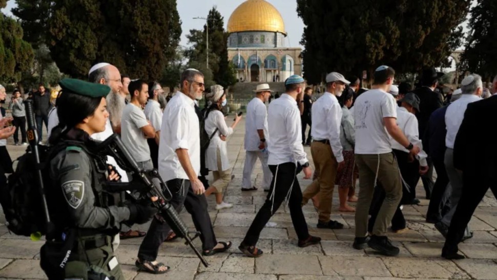 مئات المستوطنين يقتحمون الأقصى والاحتلال يقيّد دخول الفلسطينيين