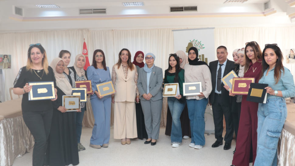 سلمت وزيرة الأسرة والمرأة والطّفولة وكبار السنّ  أسماء الجابري، خلال زيارة عمل أدتها اليوم الأحد 17 ماي، إلى ولاية نابل، 35 إشعارا للمنتفعات ببرنامج ريادة الأعمال النسائيّة والاستثمار "رائدات" بكلفة تمويل فاقت 295 ألف دينار، وتتنوّع المشاريع الموافق عليها بين عديد الاختصاصات والمجالات الواعدة