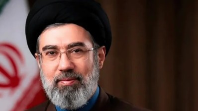 رويترز: مجتبى خامنئي أمر بإبقاء اليورانيوم عالي التخصيب داخل إيران