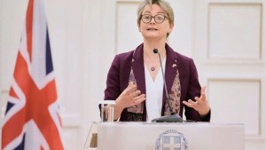 وزيرة الخارجية البريطانية :  من المخزي أن إيران لا تزال تحاول اختطاف الاقتصاد العالمي