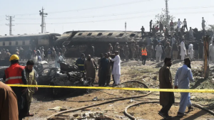 24 قتيلا على الأقل بتفجير قطار يقل عسكريين في باكستان
