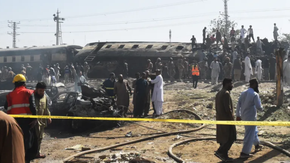 24 قتيلا على الأقل بتفجير قطار يقل عسكريين في باكستان