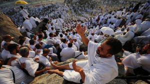 الحجاج يتوافدون إلى صعيد عرفات لأداء ركن الحج الأعظم