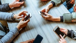 أطباء بريطانيون: وسائل التواصل الاجتماعي ضارة للشباب مثل التدخين