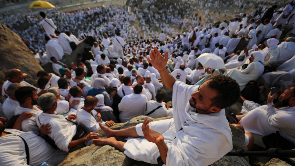 الحجاج يتوافدون إلى صعيد عرفات لأداء ركن الحج الأعظم