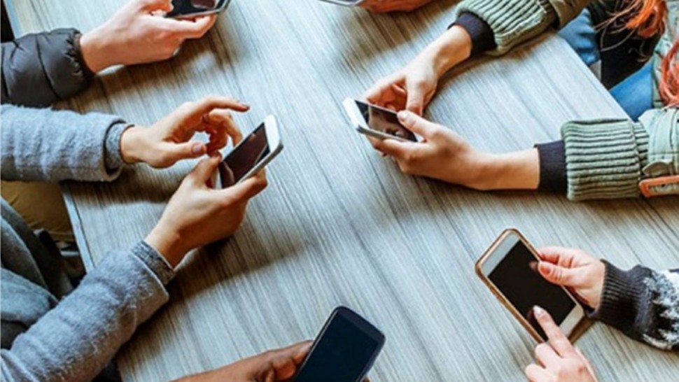 أطباء بريطانيون: وسائل التواصل الاجتماعي ضارة للشباب مثل التدخين