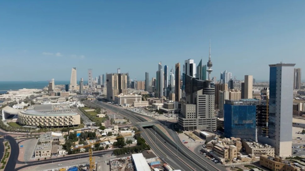 الدفاعات الجوية الكويتية تتصدى لهجمات صاروخية ومسيرات