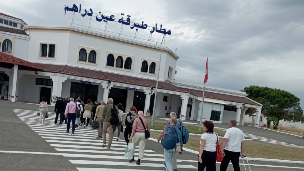 مطار طبرقة–عين دراهم يستقبل رحلة سياحية جديدة قادمة من بولونيا