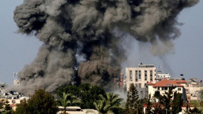 أفادت وكالة أنباء فارس بسماع دوي انفجارات في المناطق الشرقية من إقليم هرمزجان الإيراني