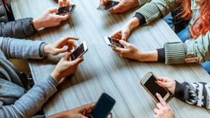 دراسة :  16 بالمائة من طلبة الطب في تونس يعانون من إدمان شبكات التواصل
