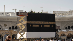 استبدال كسوة الكعبة المشرفة