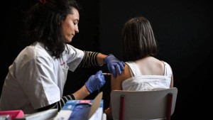دراسة : تلقي لقاح فيروس الورم الحليمي البشري في سن مبكرة يخفض خطر الوفاة بسرطان عنق الرحم