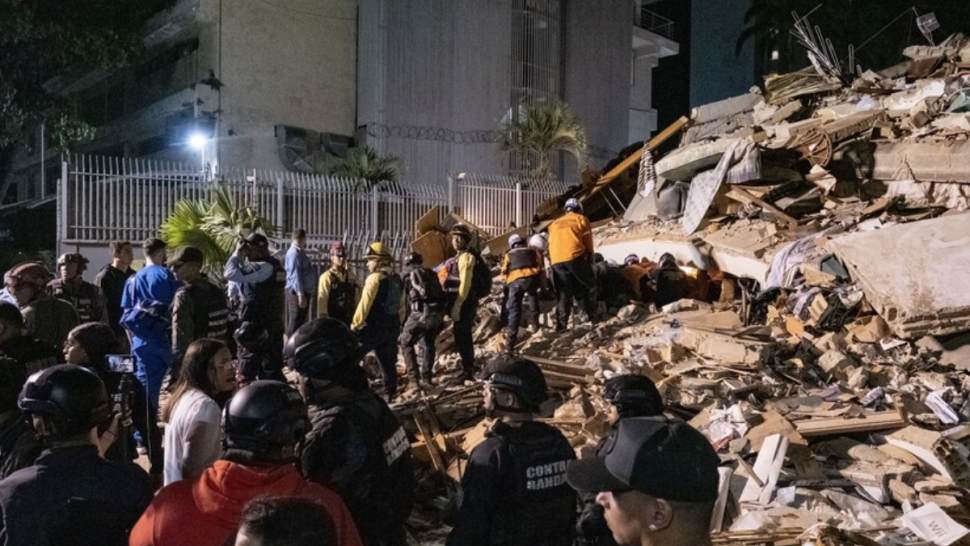فنزويلا تعلن حالة الطوارئ عقب زلزالين عنيفين تسببا في انهيار عشرات المباني