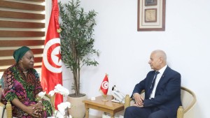 وزير التجارة : تونس بصدد إعداد العرض الأولي لتحرير تجارة الخدمات المالية و الاتصالات و السياحة