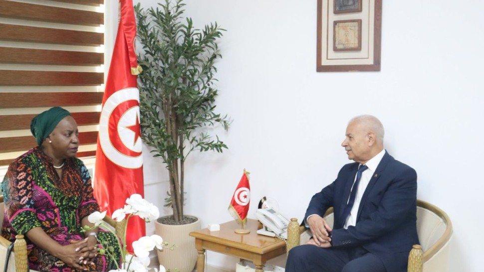 وزير التجارة : تونس بصدد إعداد العرض الأولي لتحرير تجارة الخدمات المالية و الاتصالات و السياحة