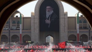 حشود في صلاة الجنازة على خامنئي... واستمرار غياب مجتبى